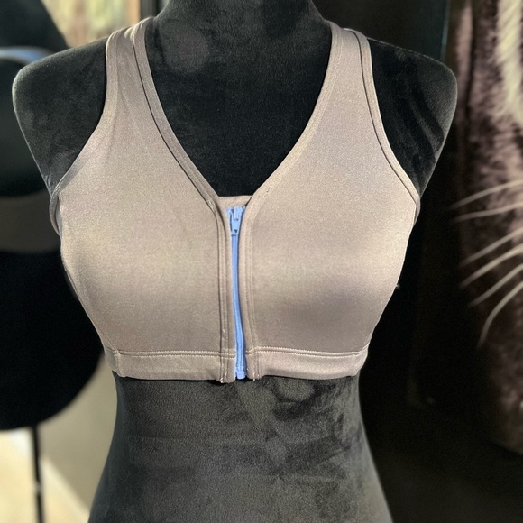 🔥3 for $25🔥 EUC- GRAY AND BABY BLUE ZIP FRONT SPORTS BRA SZ M - Picture 1 of 4